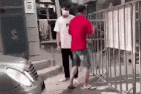 Clip: Kinh hoàng chồng cũ chém vợ hàng chục nhát rồi bỏ đi-2