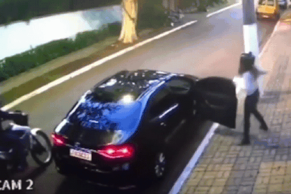 Clip: Cướp nhầm 2 sĩ quan cảnh sát, đối tượng bị bắn gục tại chỗ