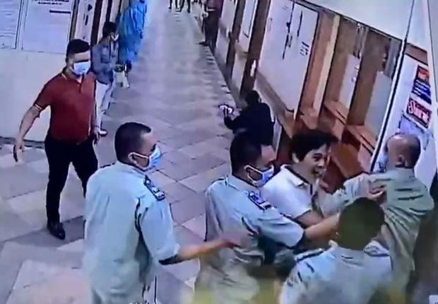 Nhóm côn đồ tấn công hội đồng người đàn ông giữa bệnh viện-1