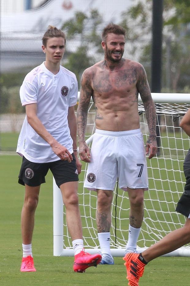 David Beckham phô cả nửa vòng 3 ở hồ bơi, lồ lộ body như tạc-3