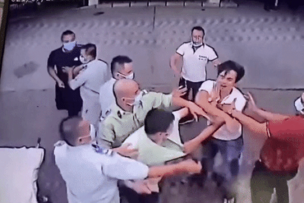 Nhóm côn đồ tấn công 'hội đồng' người đàn ông giữa bệnh viện