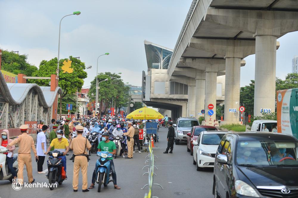 Hôm nay (6/9) là ngày đầu tiên của đợt giãn cách xã hội lần 4 tại Hà Nội. Thành phố thực hiện phân theo 03 vùng trên cơ sở tận dụng lợi thế địa lý, các con sông, kênh nước để tăng cường công tác phòng chống dịch; đảm bảo sản xuất, sinh hoạt; song song với hình thành các lớp để ngăn chặn lây lan và tập trung nhân lực, vật lực để phòng chống dịch ở khu vực nguy cơ cao; tập trung có trọng tâm để xử lý những đối tượng, khu vực có nguy cơ cao
