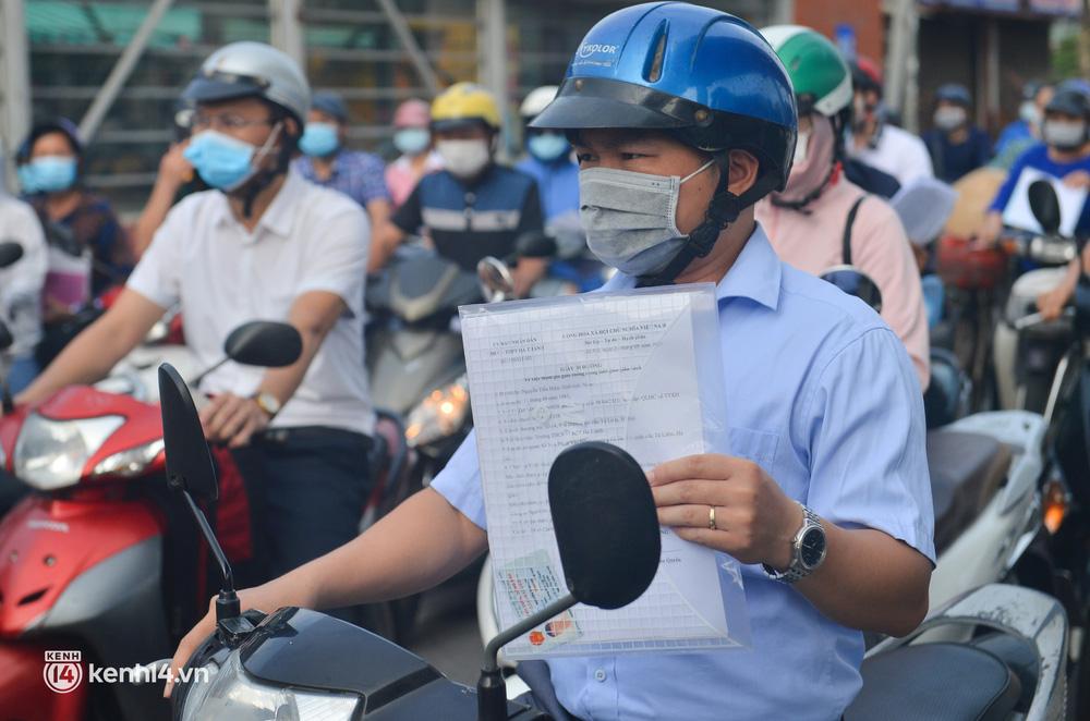 Khi vận hành các chốt, Thành phố sẽ tiến hành theo cách linh hoạt, chủ yếu kiểm tra, nhắc nhở, đồng thời từ thực tế việc lưu thông của người dân theo Giấy đi đường mới sẽ đánh giá, phân tích để đưa ra biện pháp tối ưu. Người dân, doanh nghiệp có thể liên hệ Tổng đài 1022 - nhánh 4 để được hướng dẫn cụ thể