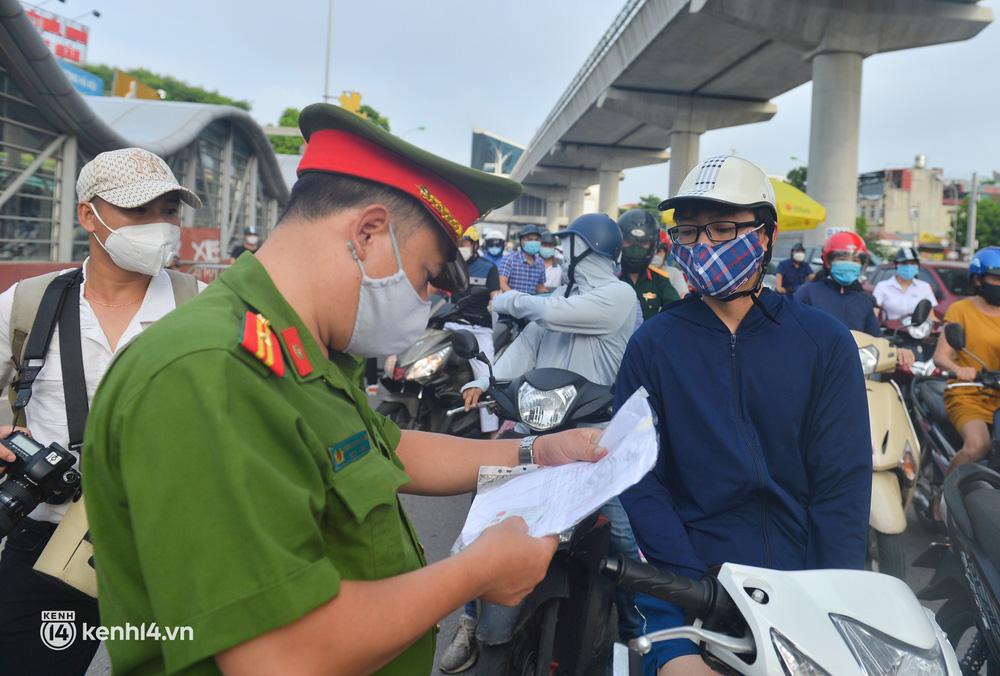 Theo đó, lực lượng chủ trì tại các chốt là Công an TP Hà Nội, ngoài ra còn có các đơn vị như Sở Giao thông vận tải, Bộ Tư lệnh Thủ đô, Sở Y tế...