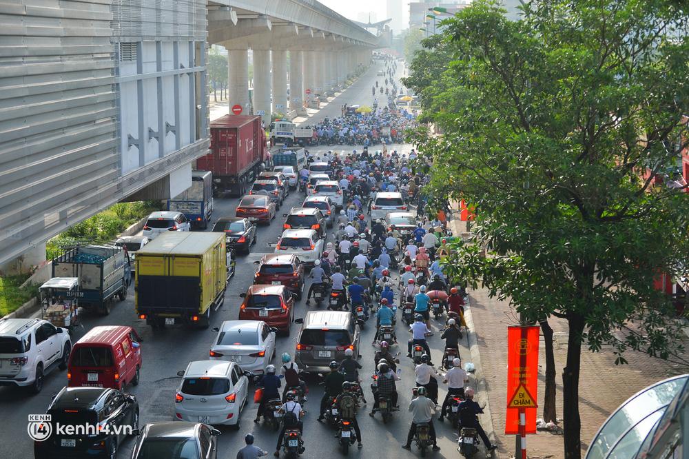 Theo ghi nhận, vào lúc 7h30 sáng cùng ngày tại chốt kiểm soát Cầu Diễn (đường Cầu Diễn, Bắc Từ Liêm) rất đông người và phương tiện phải đứng chờ đi qua chốt khiến đoạn đường bị ùn tắc cục bộ hàng trăm mét