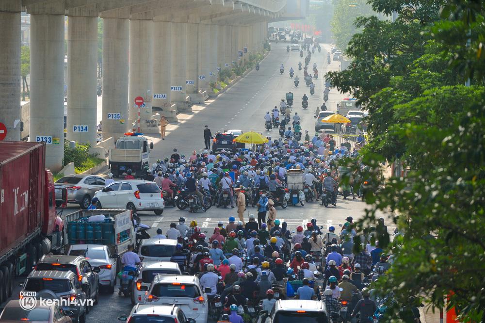 Để tránh tình trạng tập trung quá đông, lực lượng chức năng đã phân thành 2 tốp để kiểm tra giấy đi đường của người dân
