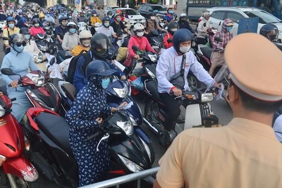 Hà Nội ùn tắc chốt kiểm soát 'vùng đỏ' ngày đầu đợt giãn cách lần 4