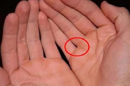 Chỉ 1s nhìn kẽ hở ngón tay biết ngay bạn giàu sang hay mãi bần hàn