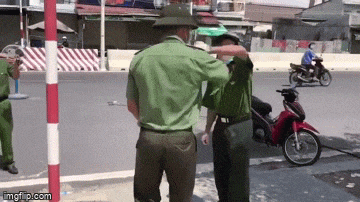 Không được qua chốt, cụ ông quát công an: Đừng bố láo-3