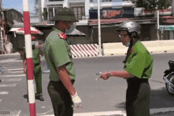 Giảng viên đại học làm loạn chốt kiểm dịch: Thằng này ra tao bảo-2