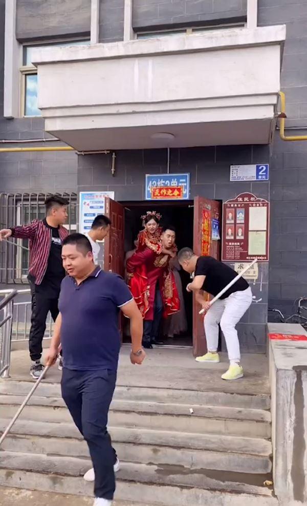 Náo hôn ám ảnh: Cô dâu chú rể bị tẩm quất không thương tiếc-1