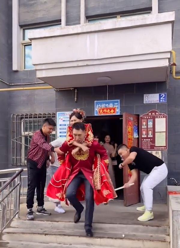 Náo hôn ám ảnh: Cô dâu chú rể bị tẩm quất không thương tiếc-2