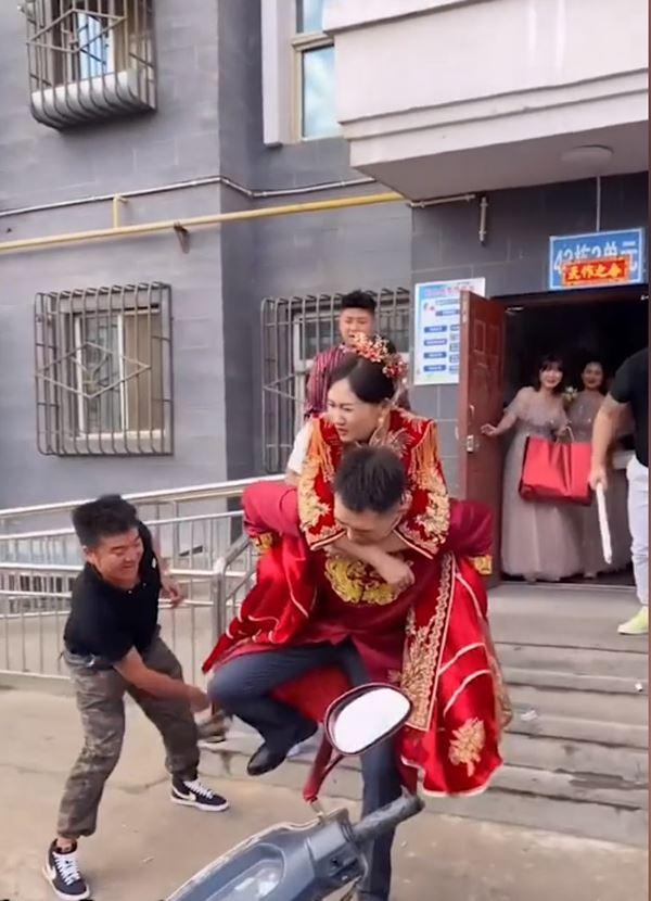 Náo hôn ám ảnh: Cô dâu chú rể bị tẩm quất không thương tiếc-3