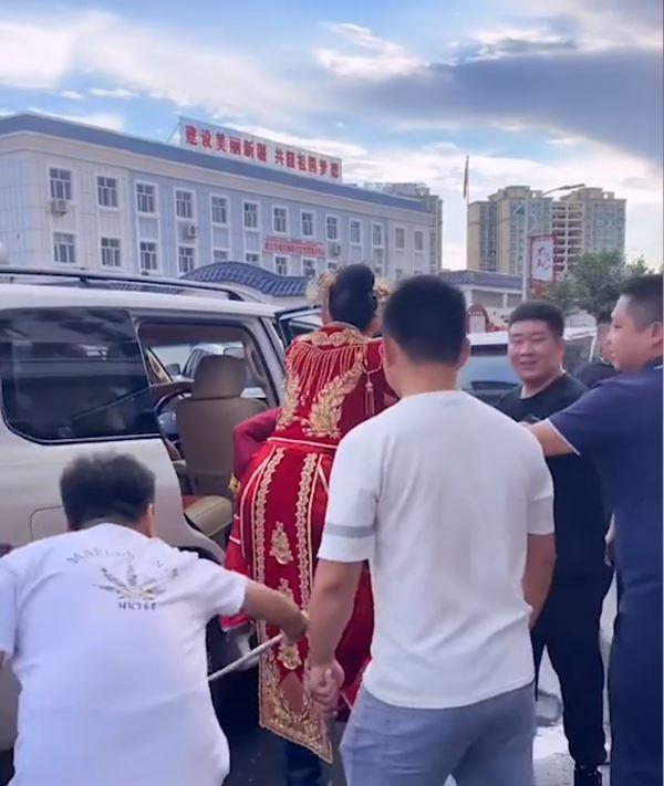 Náo hôn ám ảnh: Cô dâu chú rể bị tẩm quất không thương tiếc-4