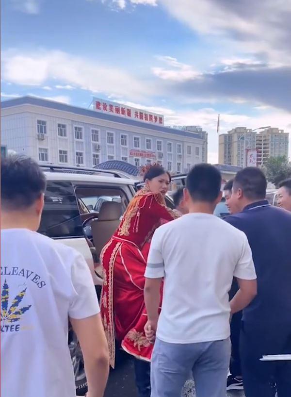 Náo hôn ám ảnh: Cô dâu chú rể bị tẩm quất không thương tiếc-5