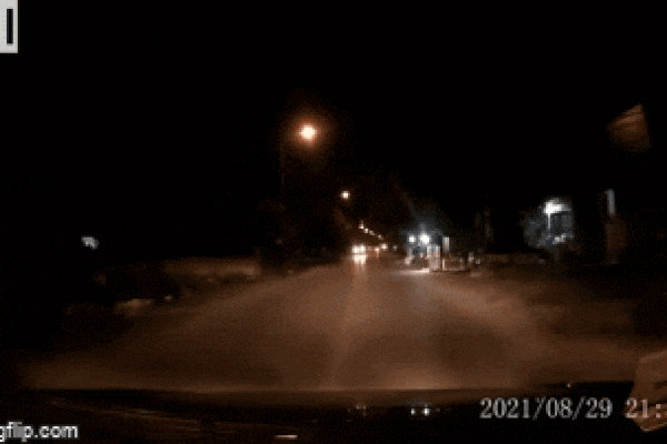 Clip: Thanh niên lao ra chặn đầu xe: Làm ơn cho em ra công an-2