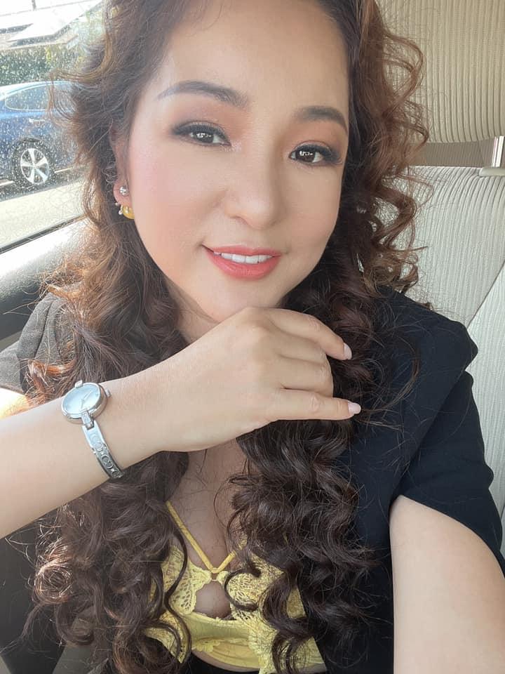 Thúy Nga U45 xả ảnh bốc lửa, body mượt hơn các cháu 18-8