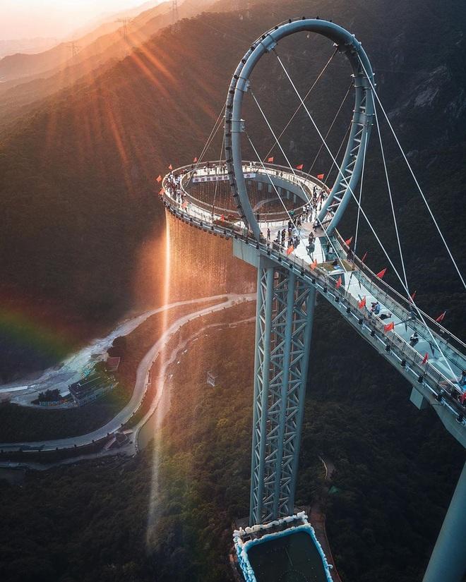 Choáng ngợp cầu kính cao 500m gắn thác nước khổng lồ-1