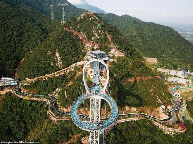 Choáng ngợp cầu kính cao 500m gắn thác nước khổng lồ-4