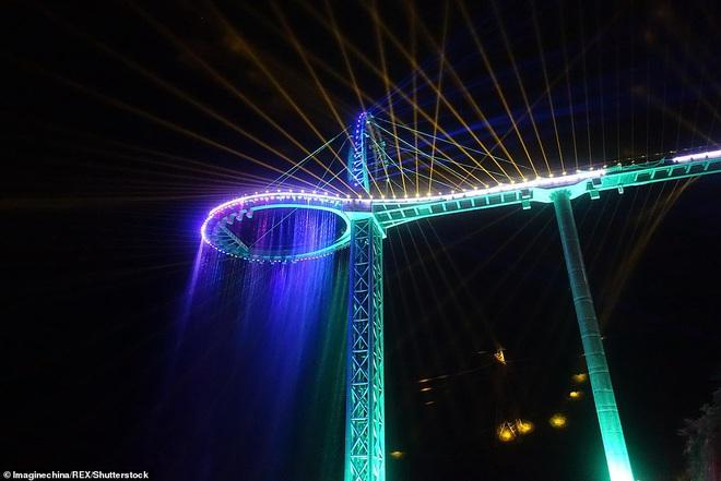 Choáng ngợp cầu kính cao 500m gắn thác nước khổng lồ-6