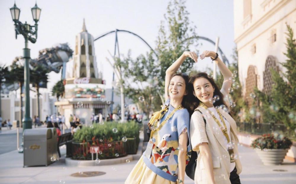 Mỹ nữ Tân Cương vui vẻ đi chơi cùng chồng cũ mặc ly hôn-1