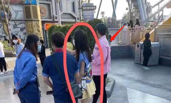 Mỹ nữ Tân Cương vui vẻ đi chơi cùng chồng cũ mặc ly hôn-2