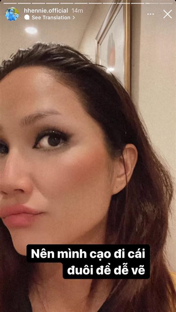HHen Niê tự vẽ lông mày trông như cặp đao chĩa thẳng lên trời-2