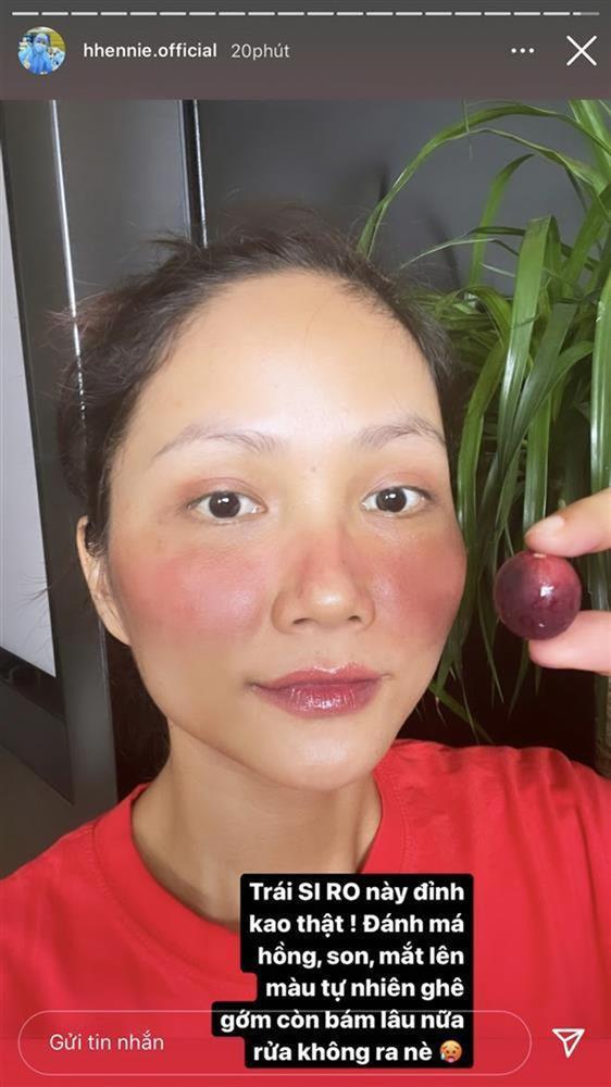 HHen Niê tự vẽ lông mày trông như cặp đao chĩa thẳng lên trời-4