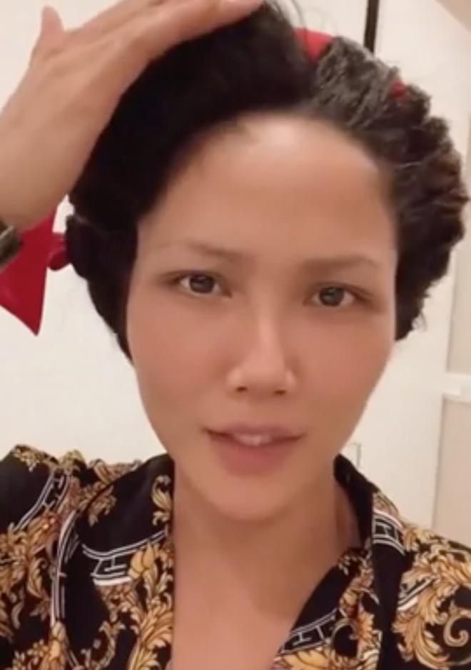 HHen Niê tự vẽ lông mày trông như cặp đao chĩa thẳng lên trời-6