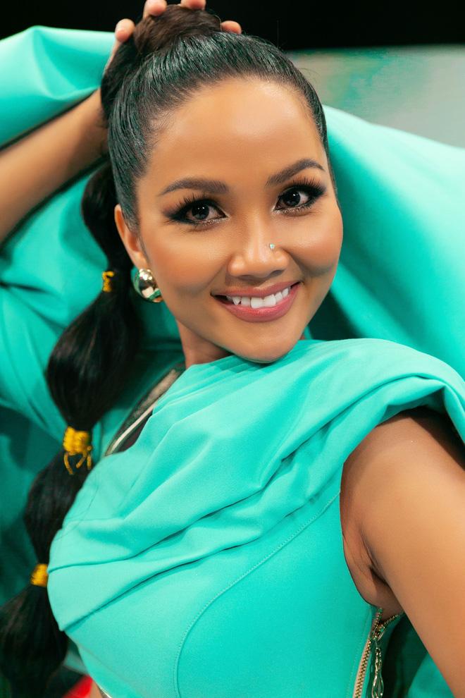 HHen Niê tự vẽ lông mày trông như cặp đao chĩa thẳng lên trời-7