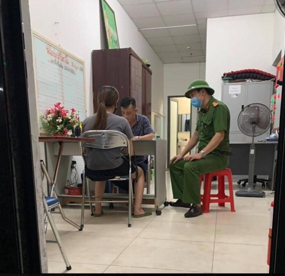 Cãi nhau, chồng ném xoong nồi, vali quần áo vợ từ chung cư xuống-4