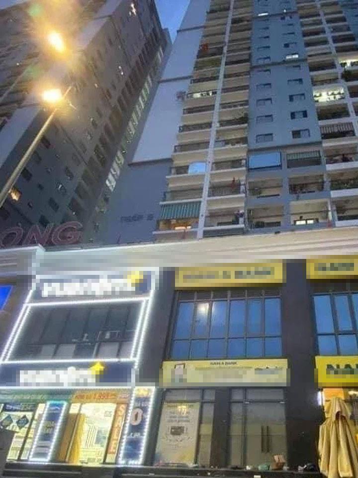 Cãi nhau, chồng ném xoong nồi, vali quần áo vợ từ chung cư xuống-1