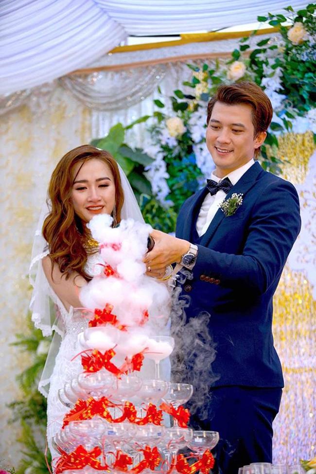 Sau khi lấn sân sang lĩnh vực diễn viên, anh mới nghỉ hẳn công việc bán nước mía để phát triển sự nghiệp. Giữa lúc sự nghiệp đang phát triển, Hà Việt Dũng bất ngờ tổ chức đám cưới bí mật với bạn gái kém 6 tuổi ở quê nhà Hòa Bình vào năm 2018. Anh không công bố trước truyền thông, chỉ mời người thân và một số nghệ sĩ. Hiện tại, nam diễn viên đã là ông bố một con.