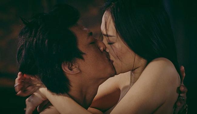 Hà Việt Dũng cho biết, anh thường xuyên thực hiện cảnh nóng và cảnh hôn. Đối với anh, đóng cảnh nóng là điều quá bình thường. Trong phim Người tình (2017), Hà Việt Dũng có cảnh nóng bạo liệt với Cao Thùy Linh trong phim. Để quay cảnh này, chân dài sexy phải thoát y hoàn toàn trước ống kính.