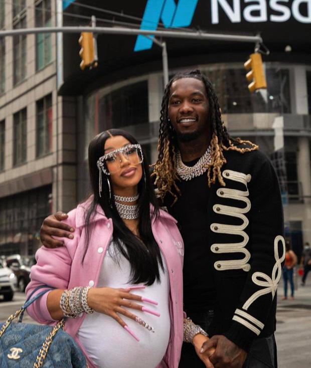 Cardi B đi đẻ: Làm nail, ôm con cũng đắp chăn Louis Vuitton 27 triệu-4