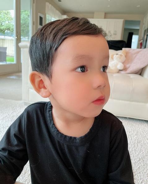 Con trai thứ hai của Phạm Hương có đặc điểm giống anh cả như lột-7