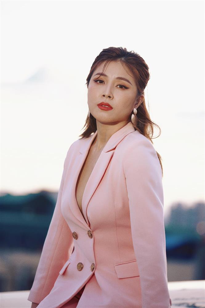 MC Hoàng Linh khoe cả tá ảnh thả rông vòng 1 lấp ló-3