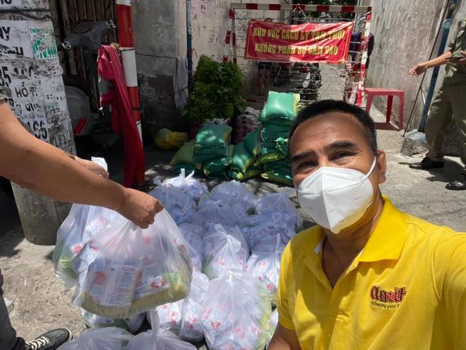 MC Quyền Linh mặc áo trái ra đường lại khiến fan thả tim không ngớt-3