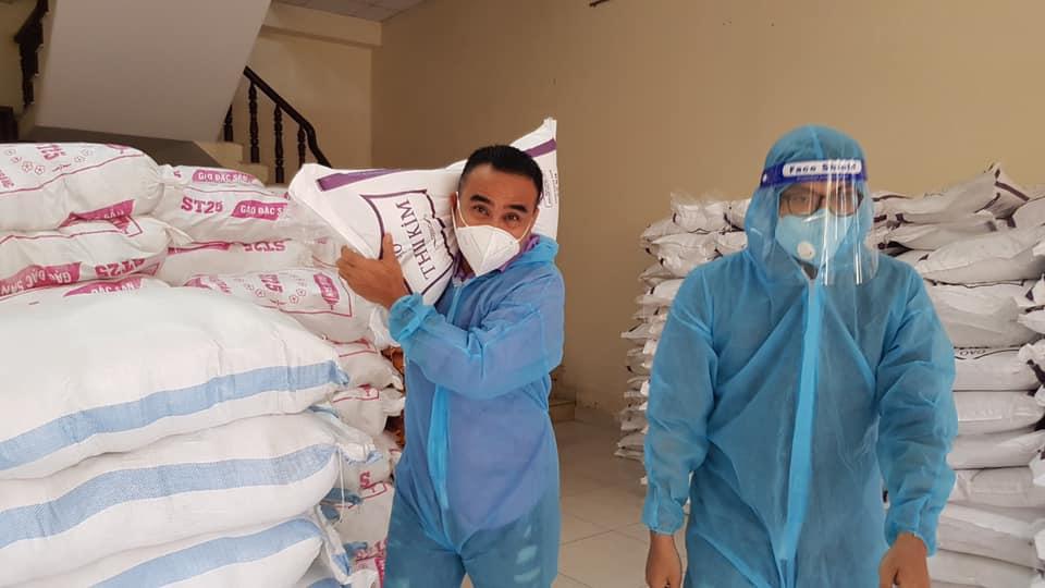 MC Quyền Linh mặc áo trái ra đường lại khiến fan thả tim không ngớt-5