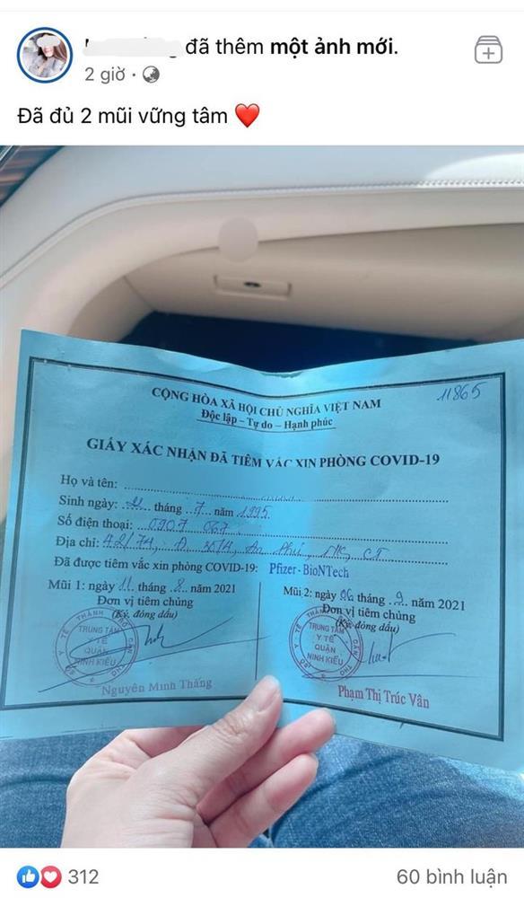 Cô gái ở Cần Thơ khoe được tiêm vaccine Pfizer nhờ ông anh-1