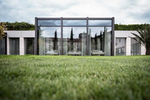 Cú lột xác ngoạn mục từ tu viện bỏ hoang đến khách sạn sang trọng-4