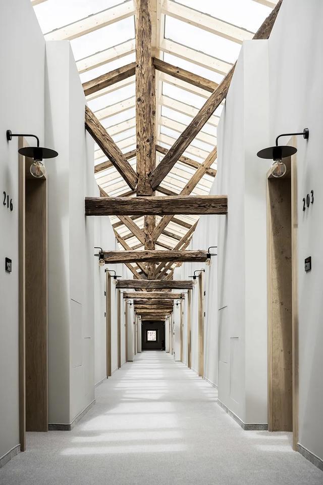 Cú lột xác ngoạn mục từ tu viện bỏ hoang đến khách sạn sang trọng-10