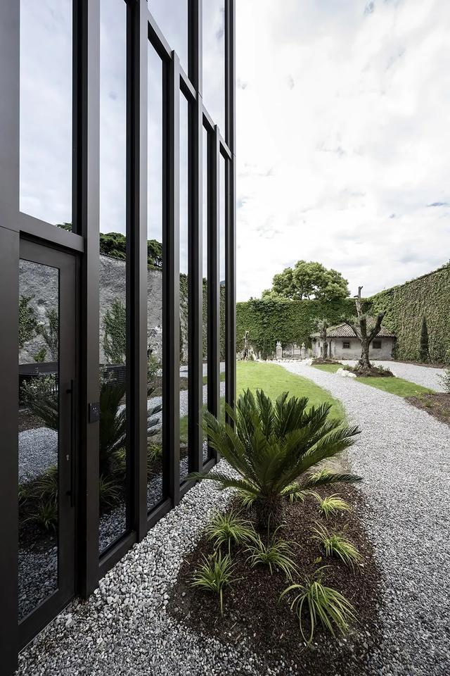 Cú lột xác ngoạn mục từ tu viện bỏ hoang đến khách sạn sang trọng-11