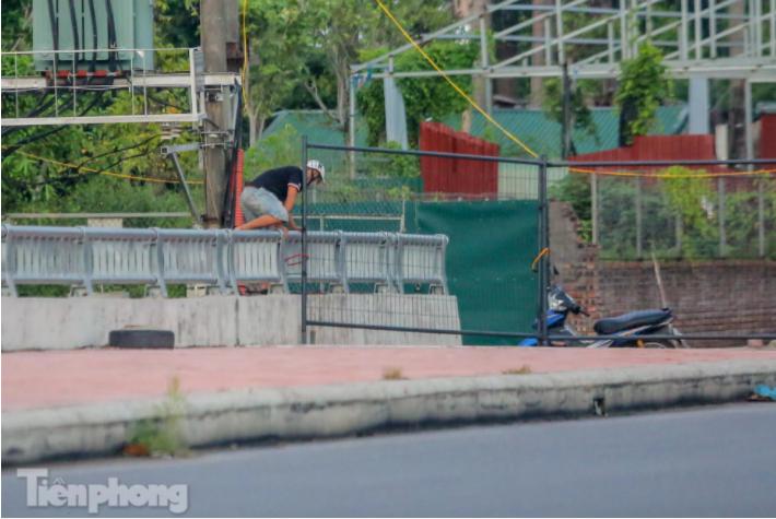 Tuy nhiên, nhiều người dân lại tìm cách vượt rào, đi lại giữa "vùng xanh" và "vùng đỏ" bất chấp quy định phòng chống dịch.