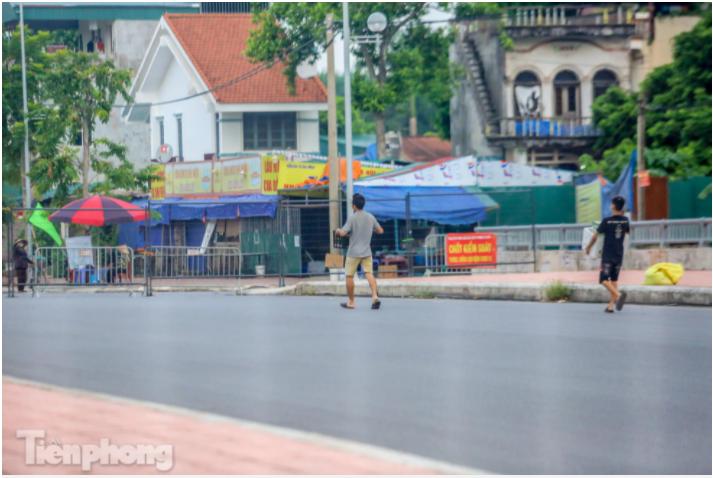 "Một phần không đi được, một phần ngại đi đường xa nên nhiều người chọn cách vượt rào để trao đổi mua bán", anh Giang (phường Cổ Nhuế 2, quận Bắc Từ Liêm) chia sẻ.
