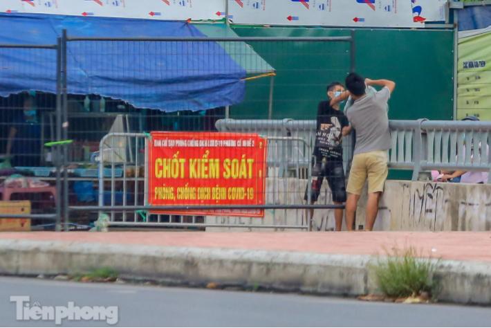 "Nhiều trường hợp không biết điểm rào chốt và đã mang hàng hóa đến bị cách trở nên họ tìm cách trao đổi, trèo rào không kể bất cứ giờ nào", một người dân sống xung quanh khu vực trên chia sẻ.