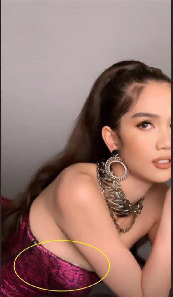 Thanh Hằng thắt khăn chuẩn đẹp, Ngọc Trinh để lòi phụ tùng-7