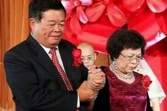 Muốn li hôn theo gái trẻ, tỷ phú run rẩy khi vợ mù chữ nói một câu...