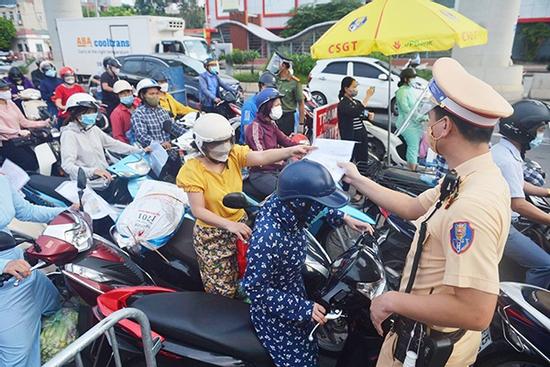 Bí thư Hà Nội: Tiếp tục sử dụng cả giấy đi đường đã cấp và giấy mới