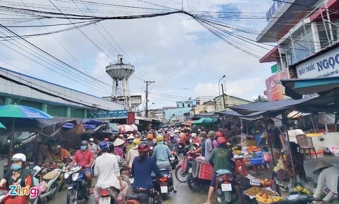Chợ ở Phú Quốc đông đúc ngày đầu nới lỏng giãn cách-2